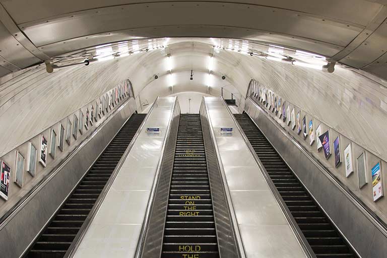 À propos de nous. escalator-fw